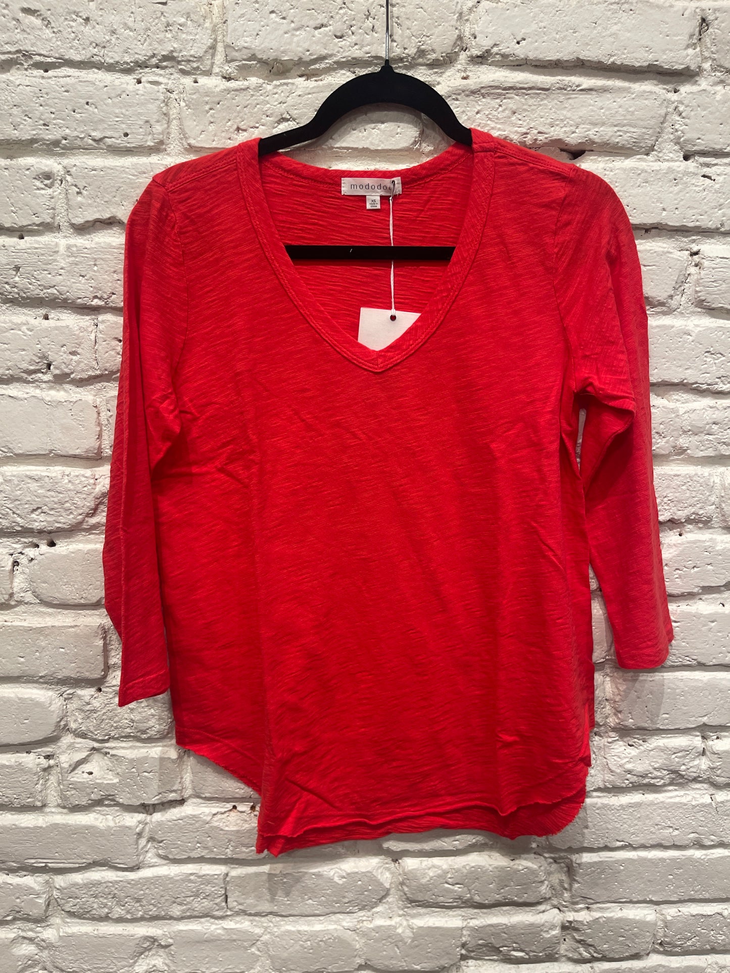3/4 SLV V-NECK TEE W/ CURVE HEM FIREY GLOW