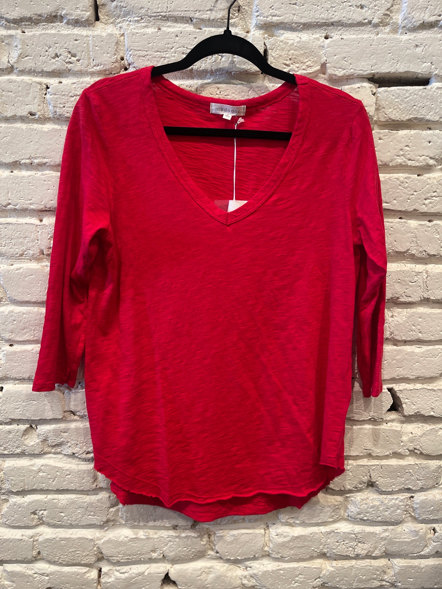 3/4 SLEEVE V-NECK TEE CURVE HEM SANTA RED
