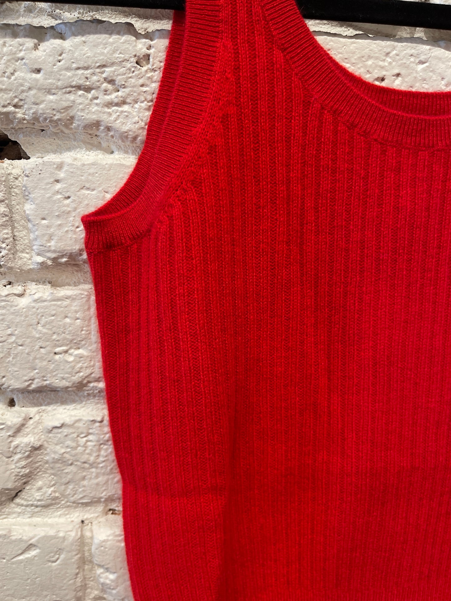 RED RIBBED TANK