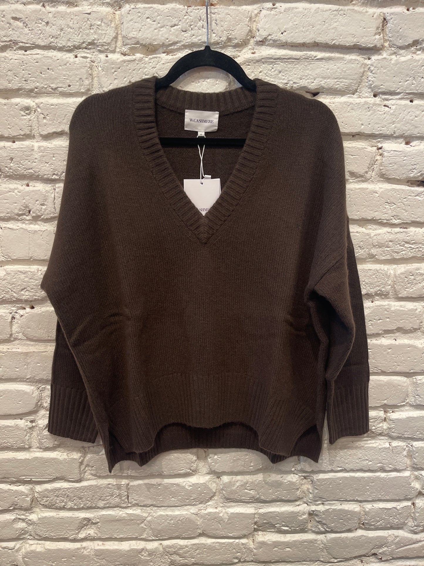 CHARLOTTE V NECK BROWN