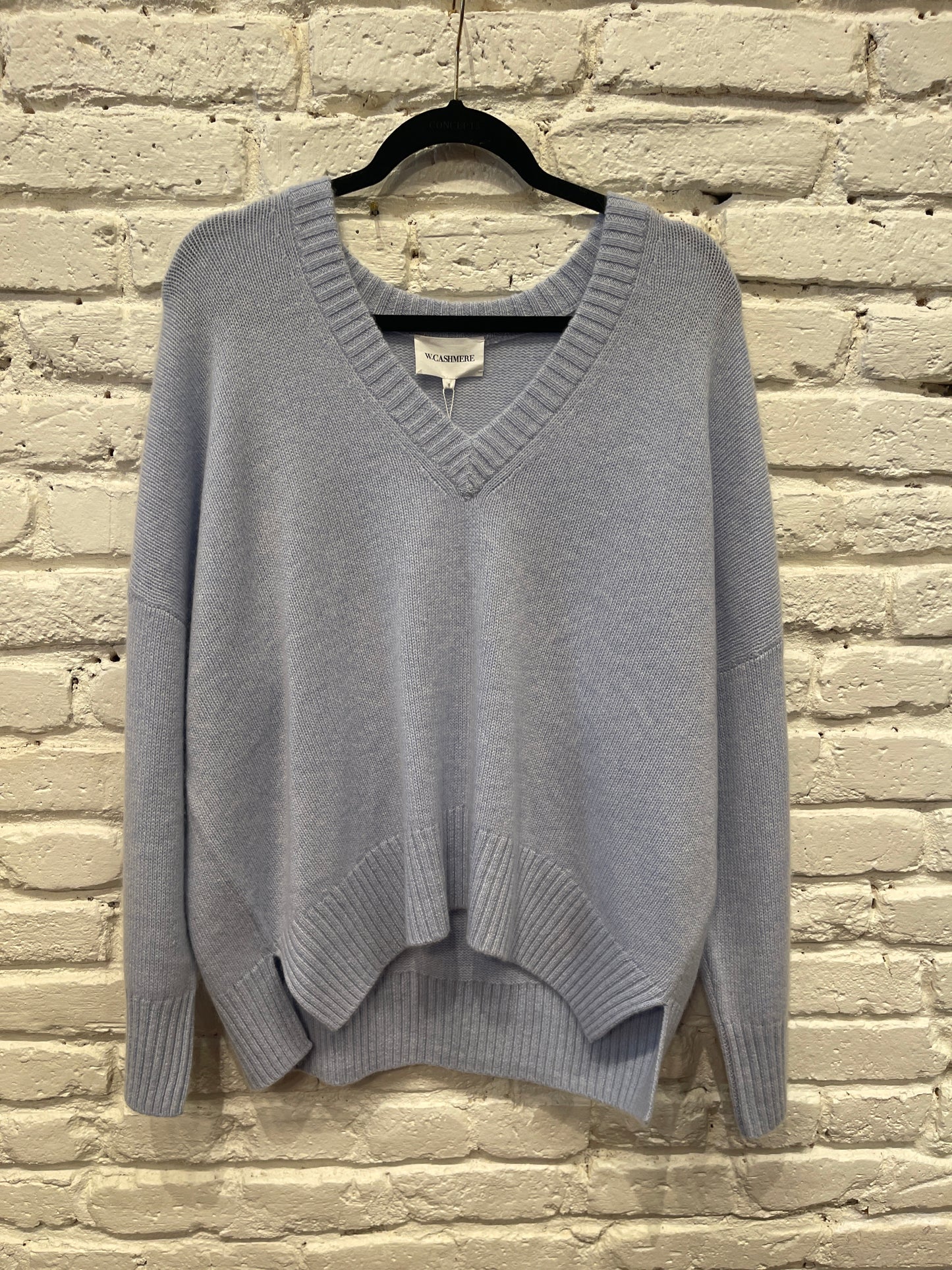 CHARLOTTE V-NECK PULLOVER POWDER BLUE
