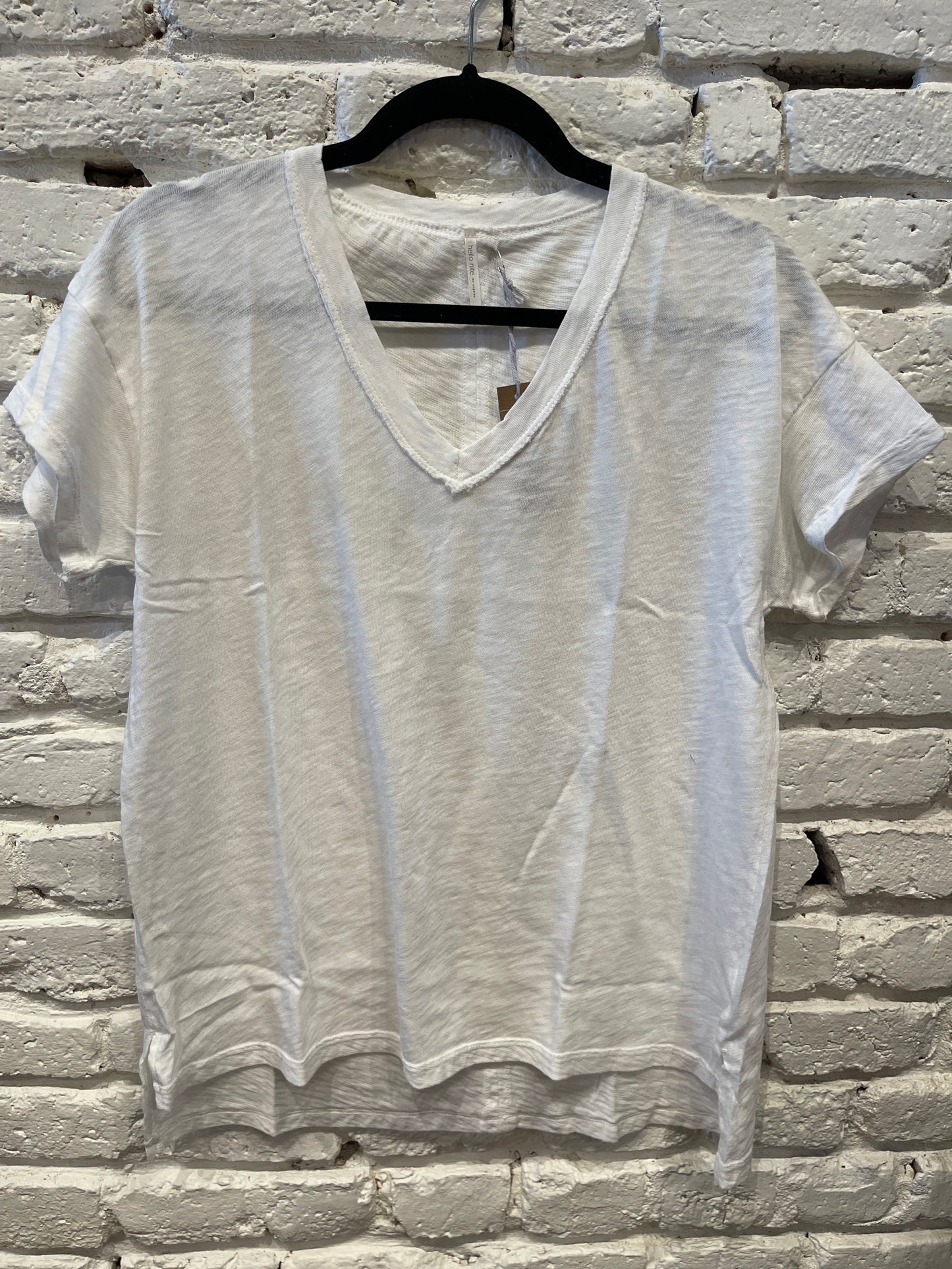 BOBBY BOYFRIEND V NECK WHITE SAND