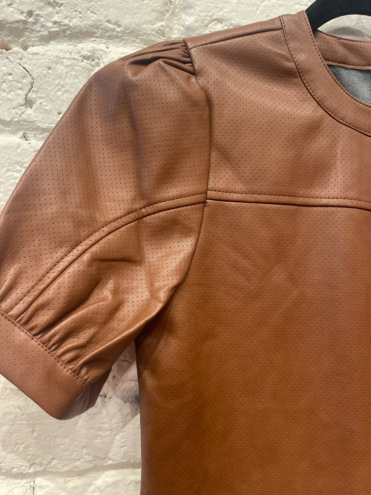 PERF PUFF SLEEVE TOP BROWN