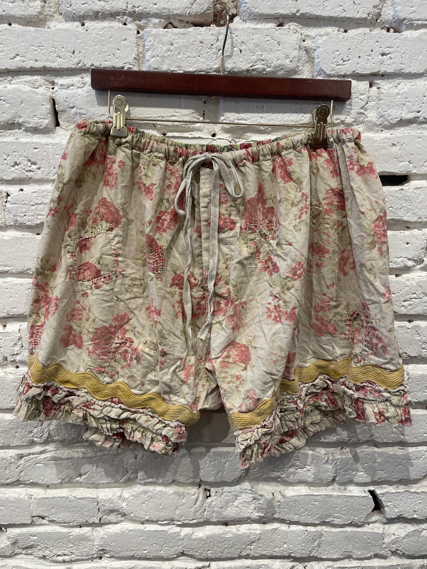 SHORTS 016 ROSES ARE RED