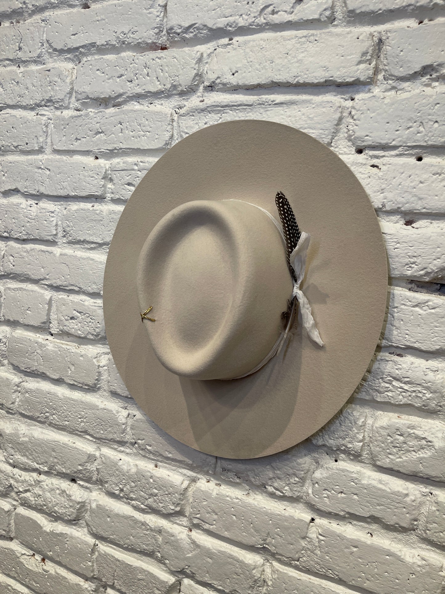 MONTANA CREAM W/ STITCH DETAILS