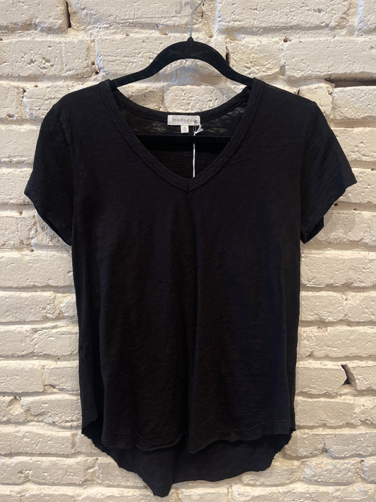V NECK TEE CURVE HEM BLACK