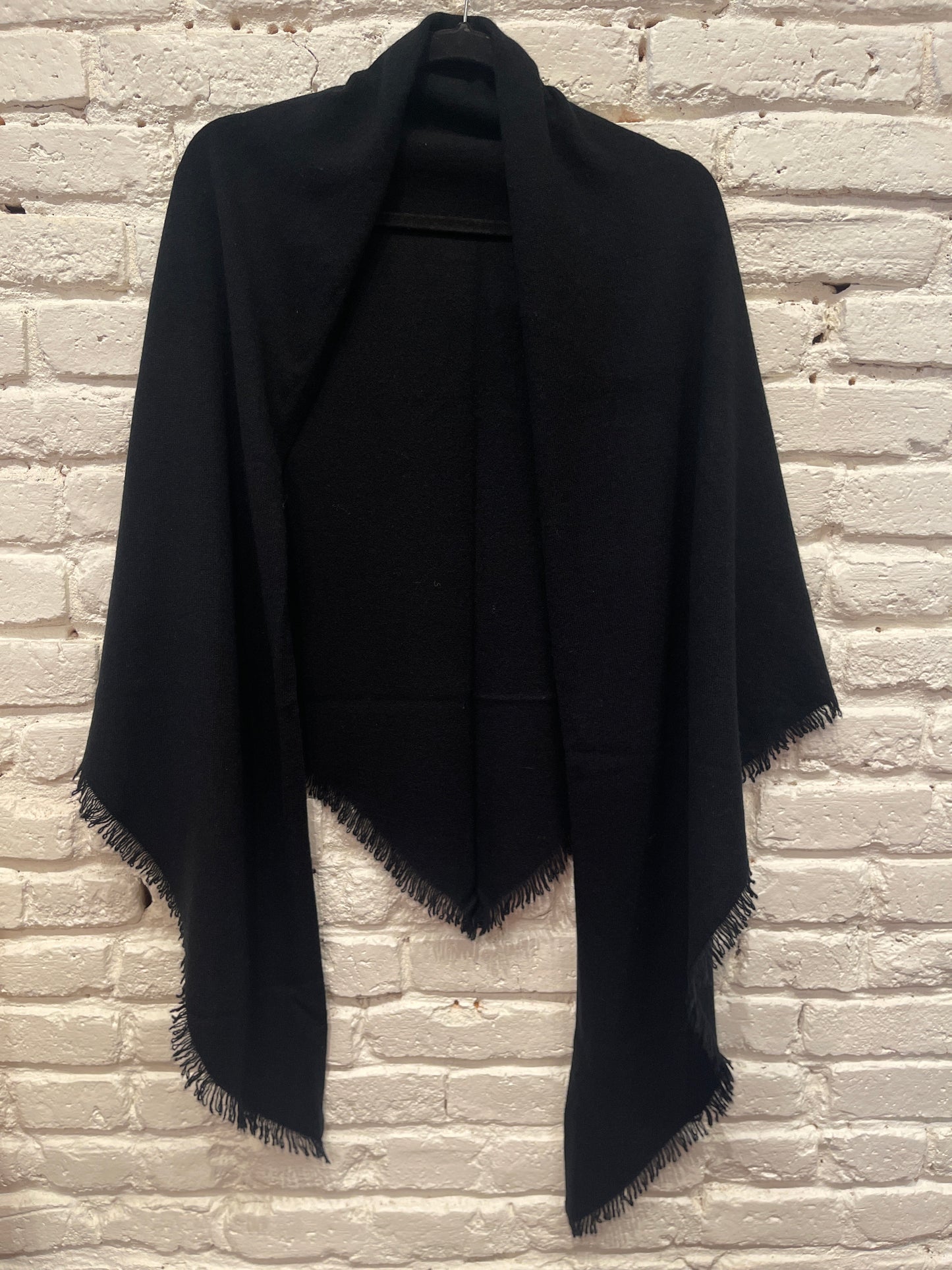 FRINGE WRAP BLACK