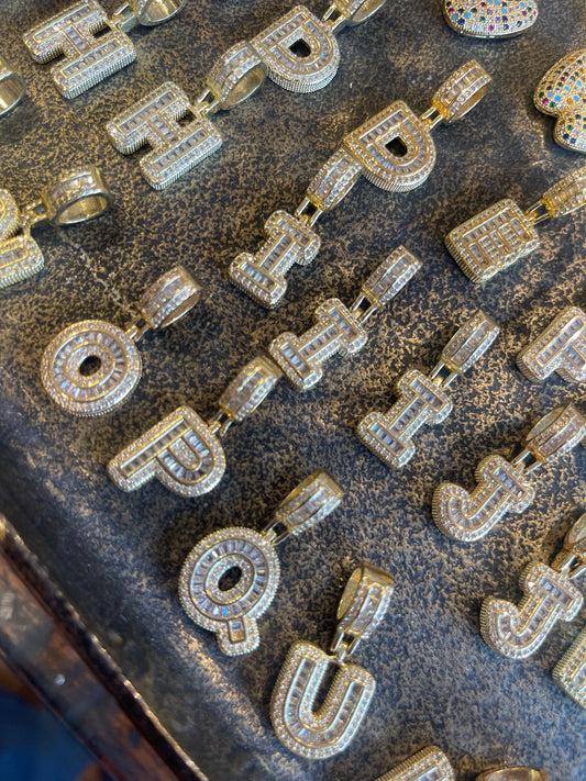 INITIAL CHARM 1856IO