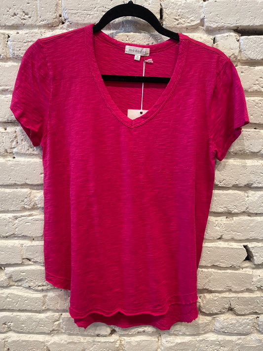 V NECK TEE CURVE HEM ELECTRIC BERRY