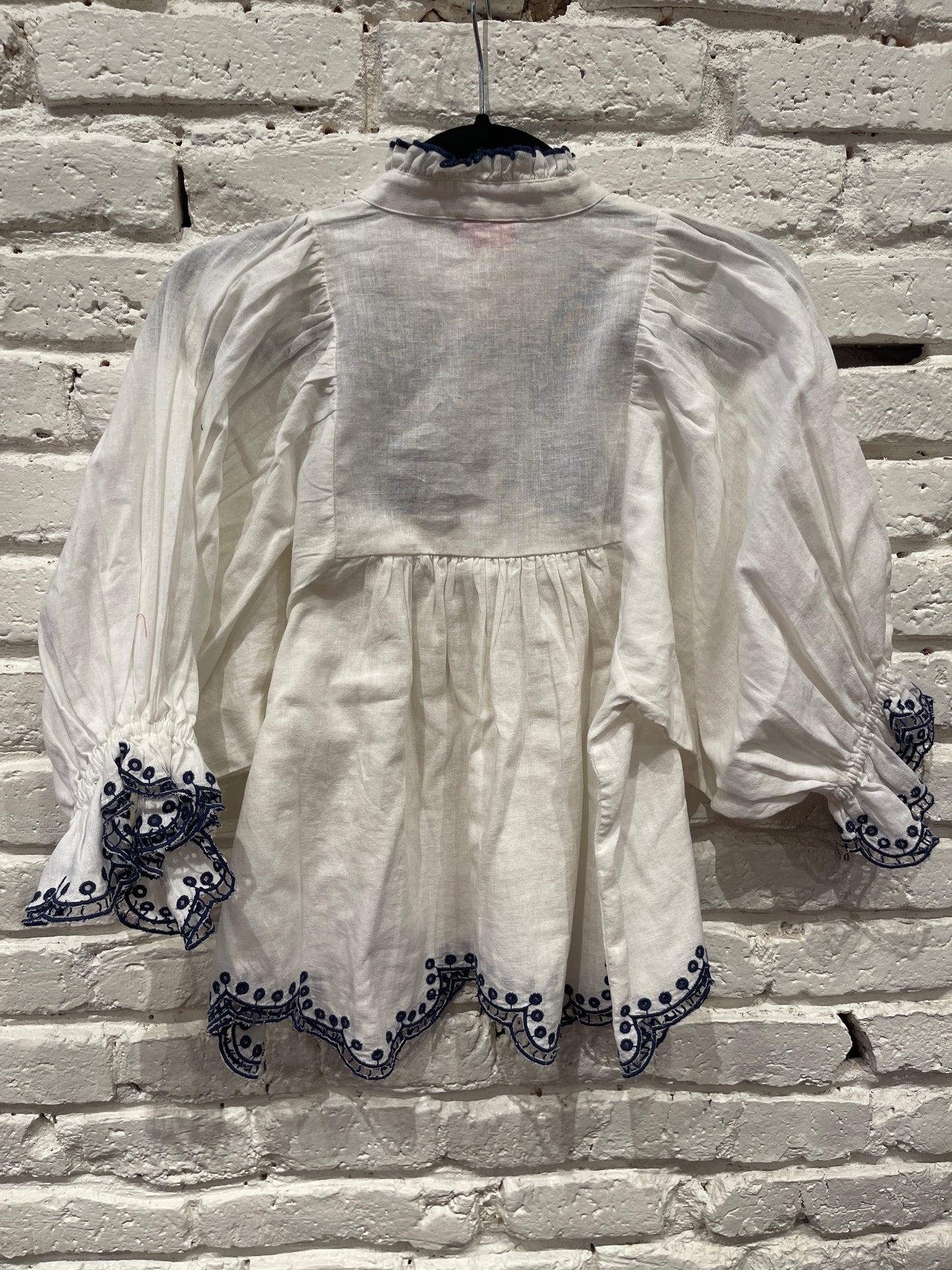 HIGHNECK TOP WHITE NAVY EMBROIDERY