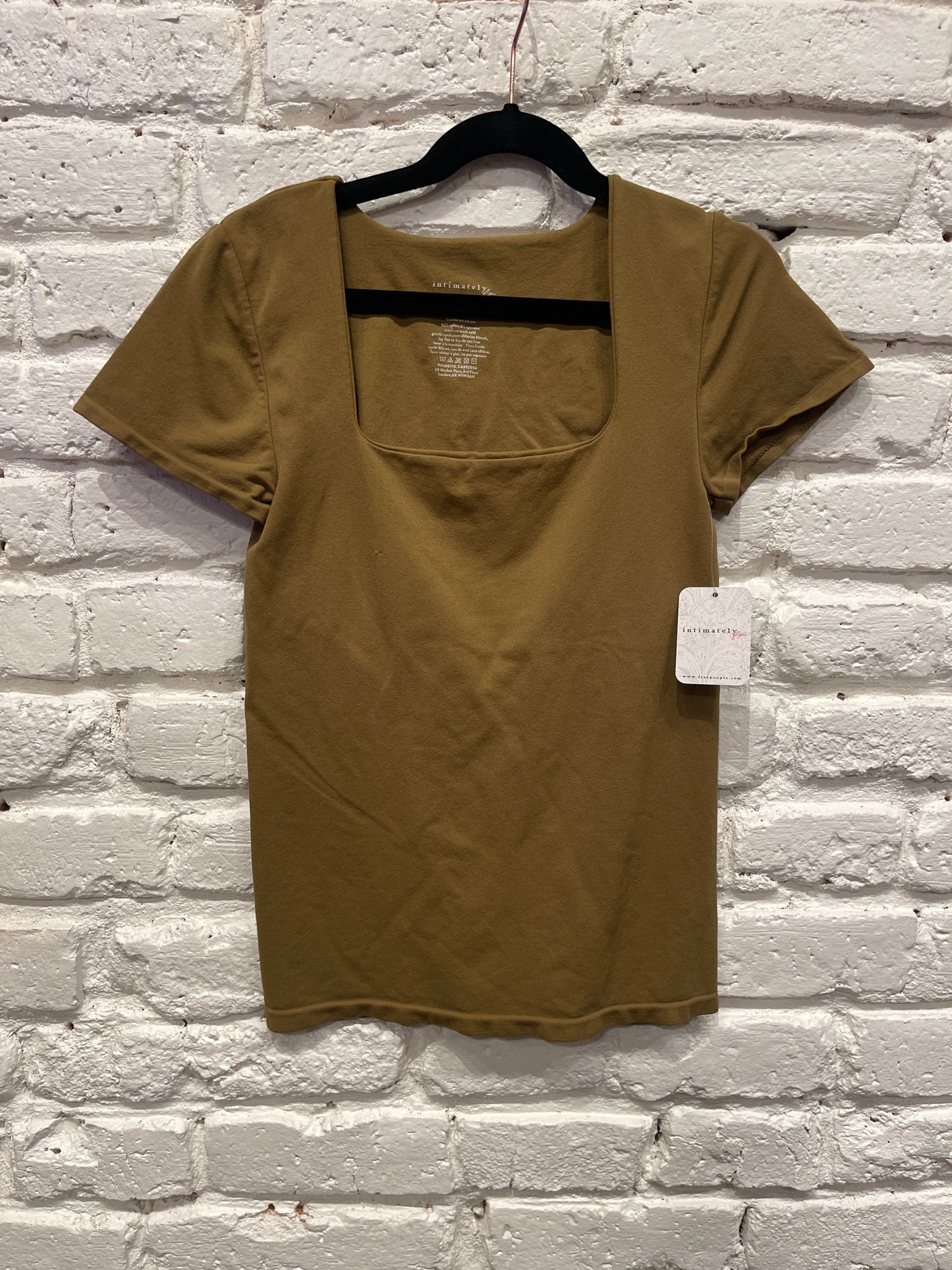 CLEAN LINES BABY TEE BEEHIVE