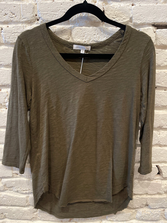 3/4 SLEEVE V-NECK TEE CURVE HEM TRUE OLIVE