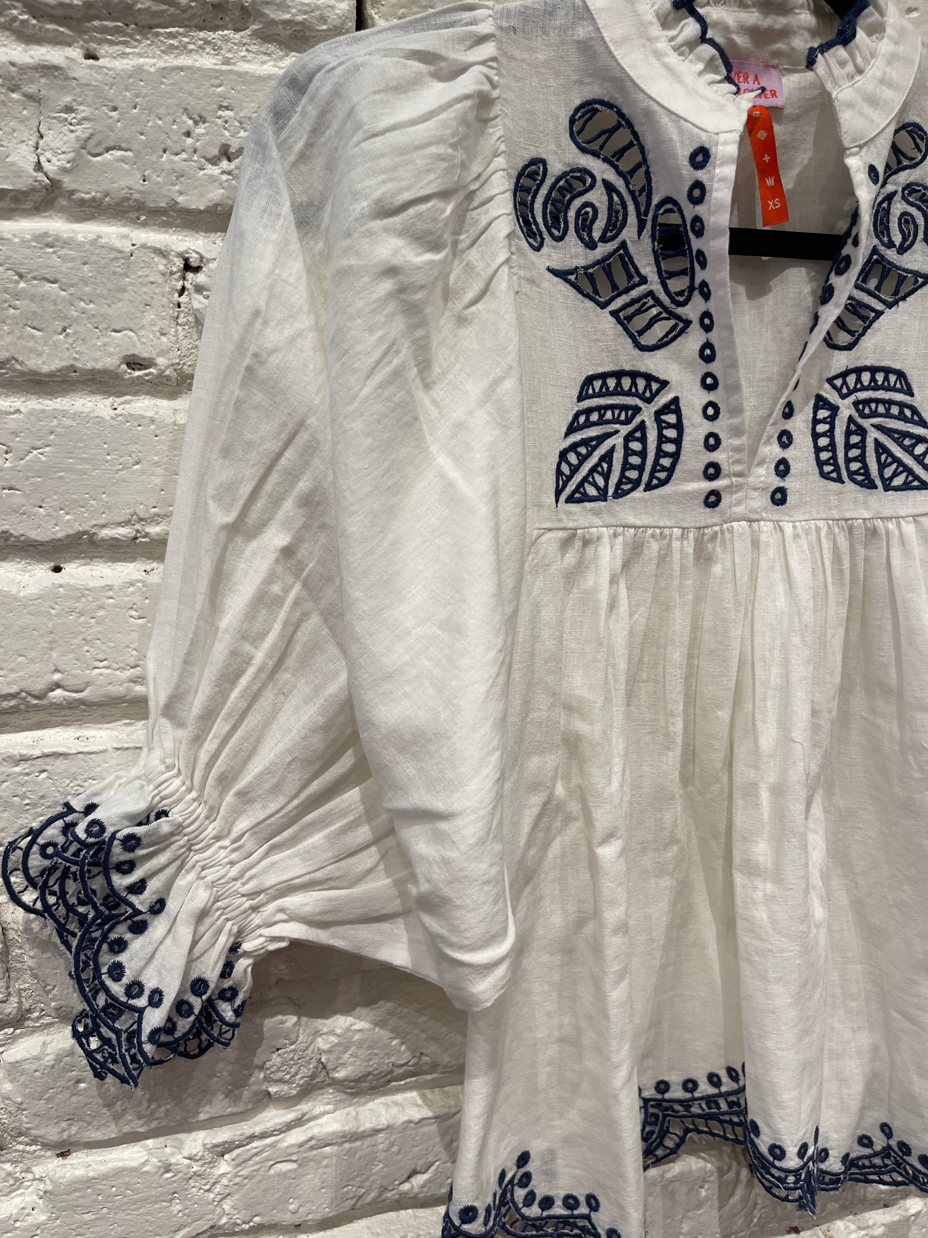 HIGHNECK TOP WHITE NAVY EMBROIDERY