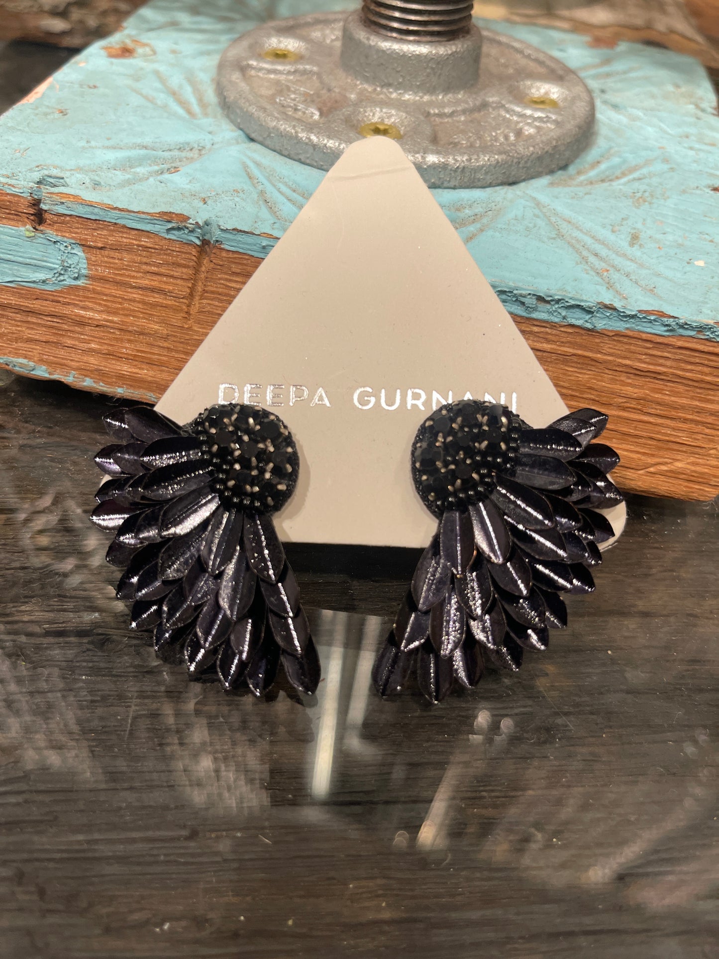 PERRY EARRINGS BLACK
