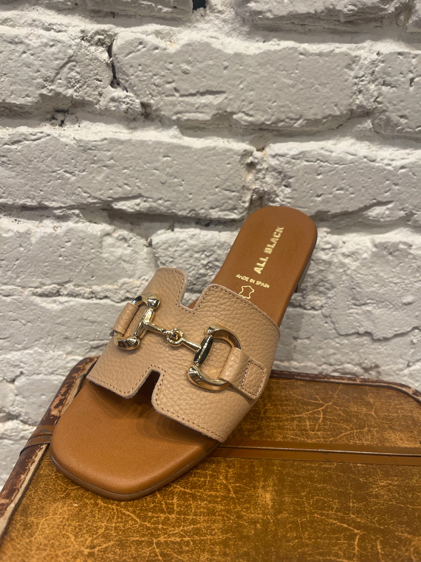 OT LINKS SANDAL CAMEL