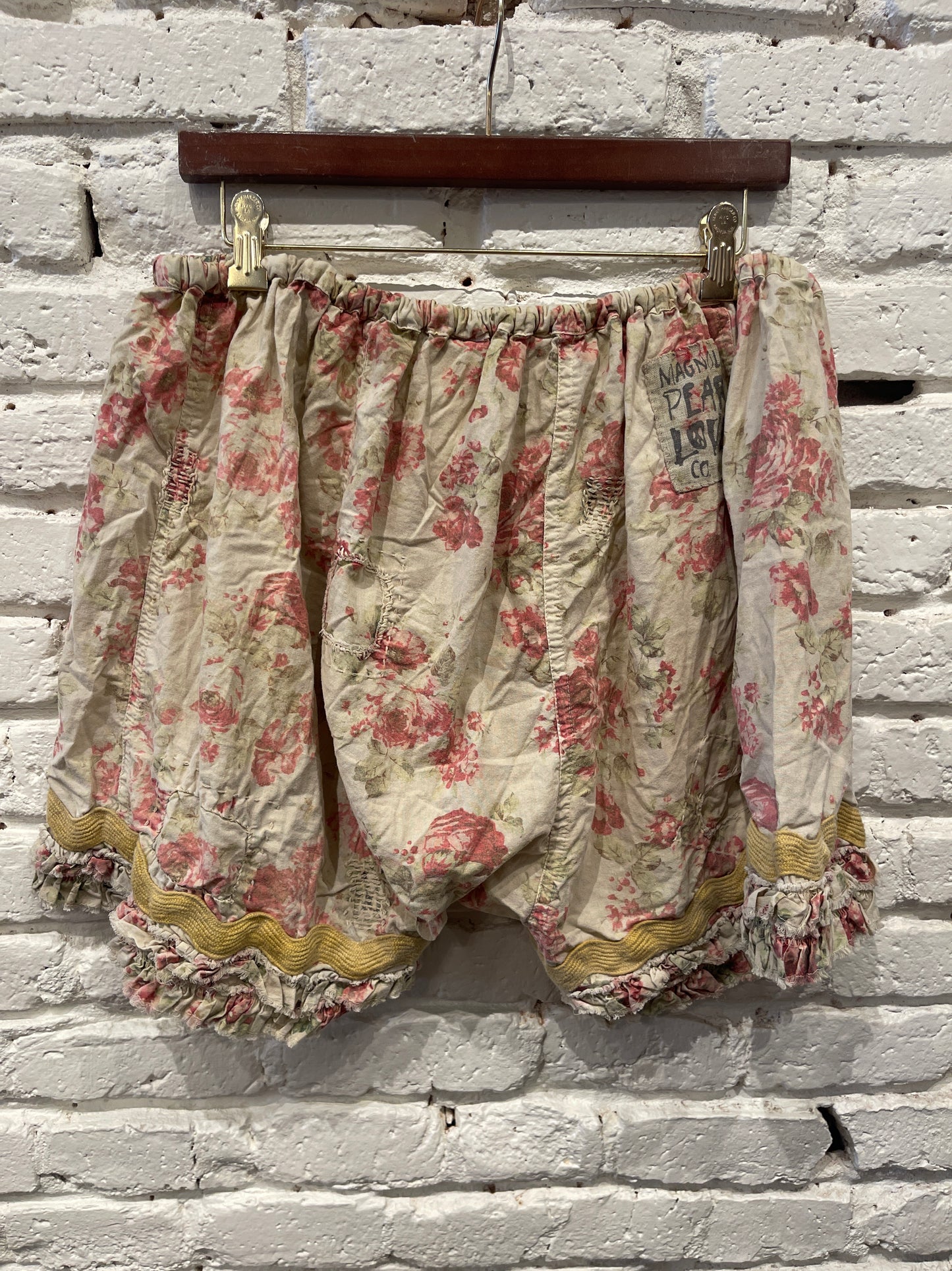 SHORTS 016 ROSES ARE RED