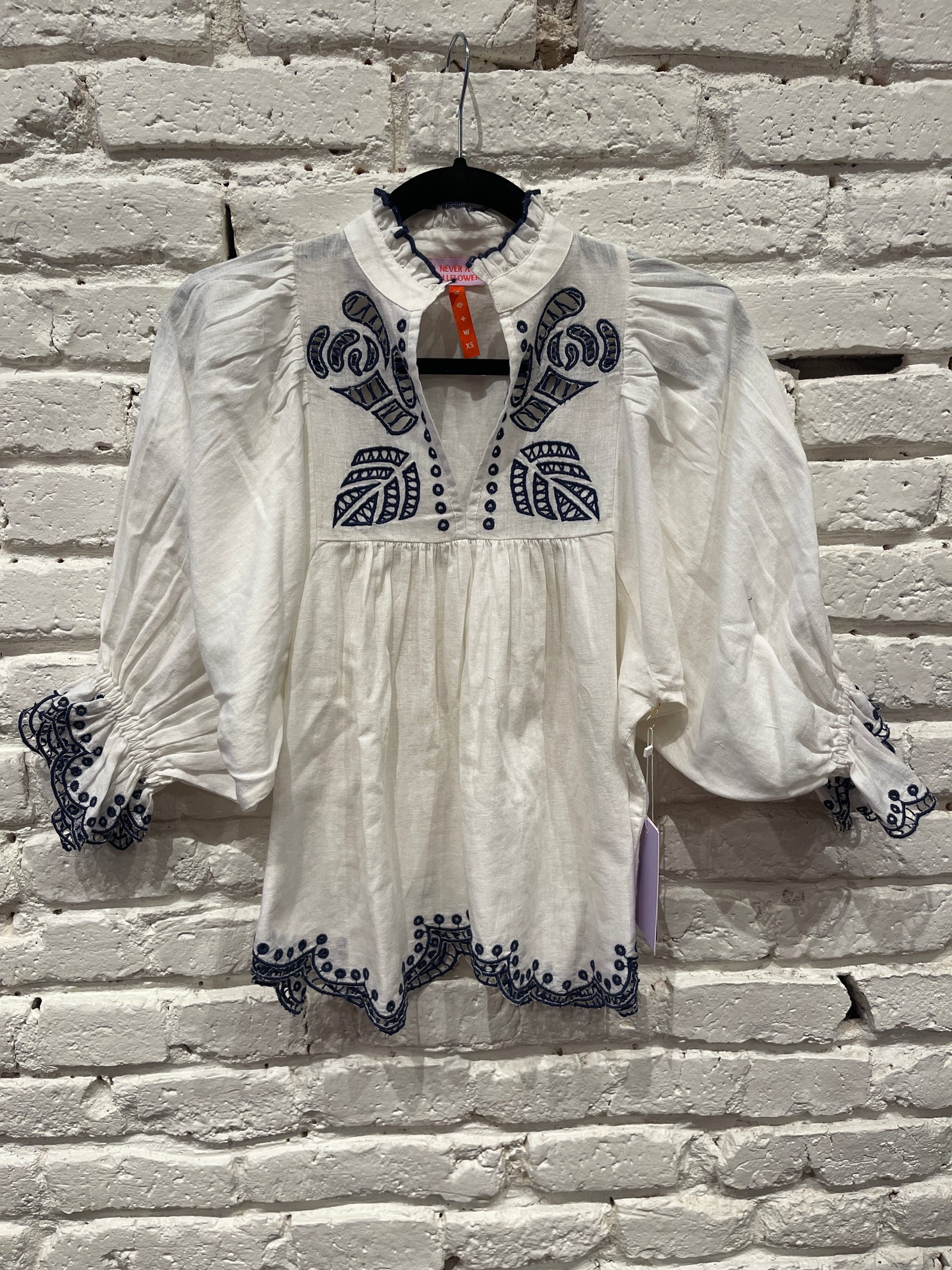 HIGHNECK TOP WHITE NAVY EMBROIDERY