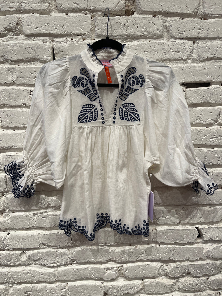 HIGHNECK TOP WHITE NAVY EMBROIDERY
