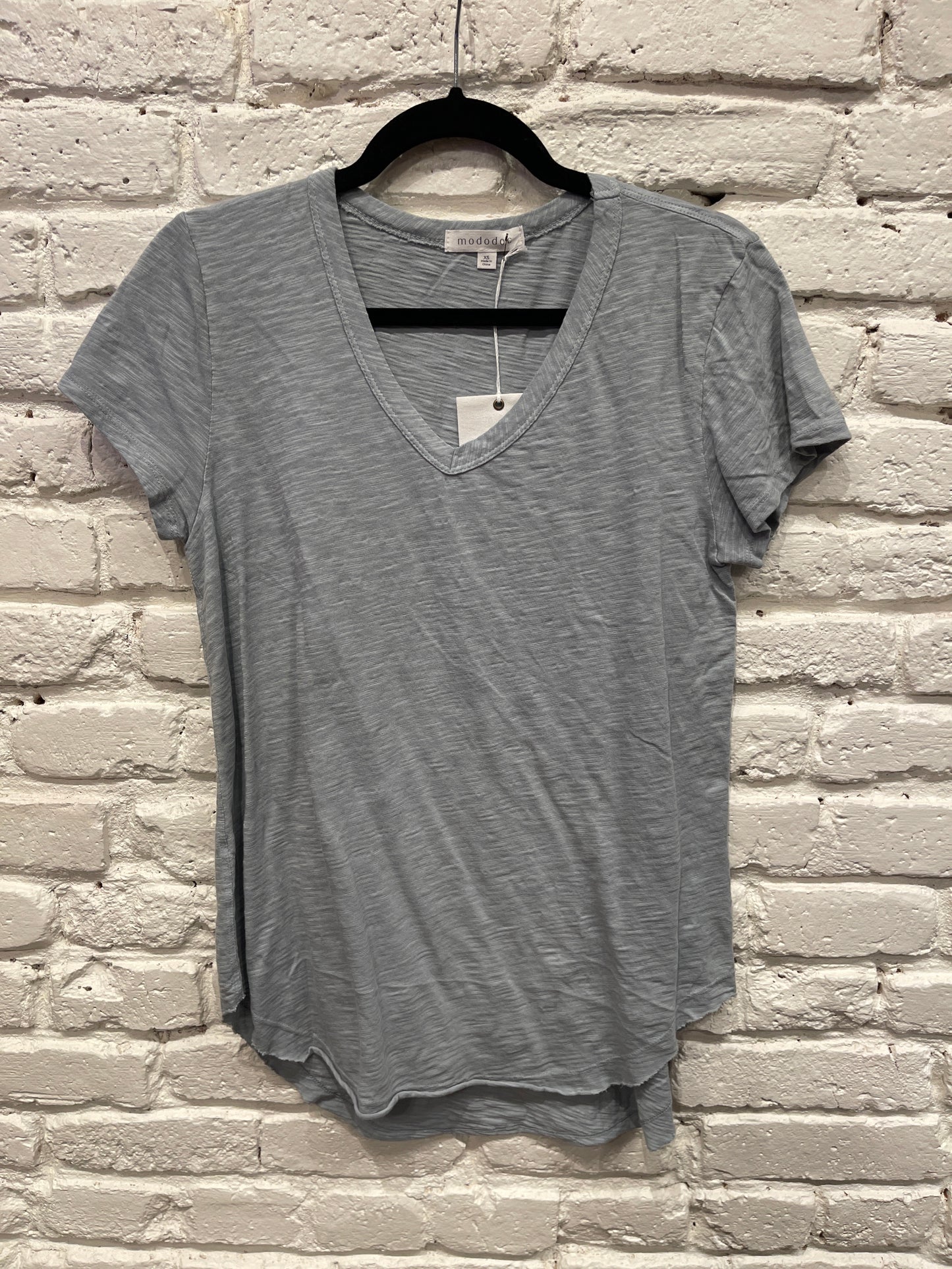V NECK TEE W/ CURVE HEM CHROME