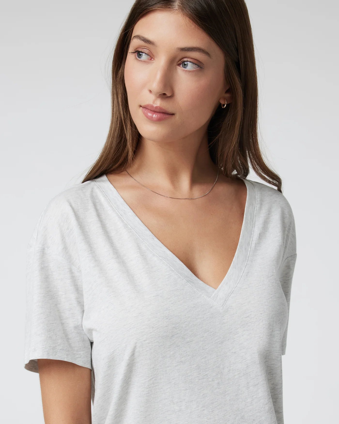 SUTTON V NECK TEE